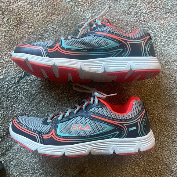 FILA Sneakers Running Athletic Shows Worn Once Sz 10 PERFECT - Picture 2 of 6